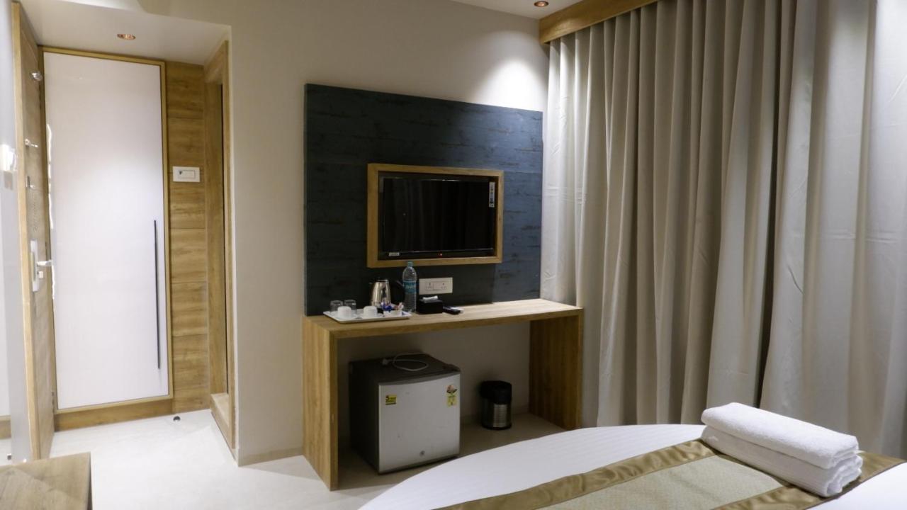 Hotel Amber Paramount Bombay Esterno foto
